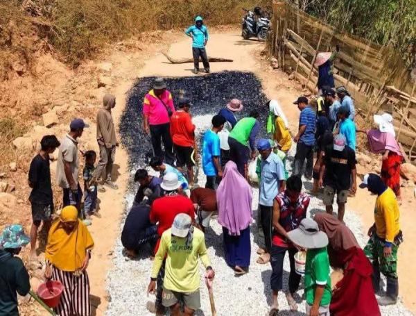 Tak Kunjung Diperbaiki, Warga Desa Teta Bima Kumpulkan Rp20 Juta untuk Aspal Jalan