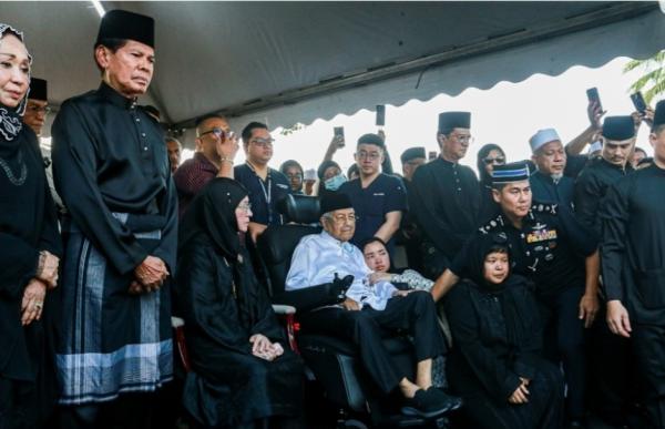 Sambil Duduk di Kursi Roda dan Diinfus, Mahathir Tak Kuasa Tahan Tangis Saat Pemakaman Sang Istri
