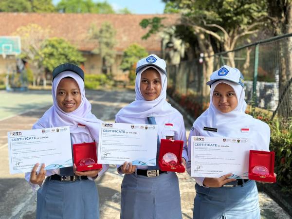 Daun dari Kebun dan Semak Bawa Tiga Siswa SMAN 7 Purworejo Raih Emas di Malaysia