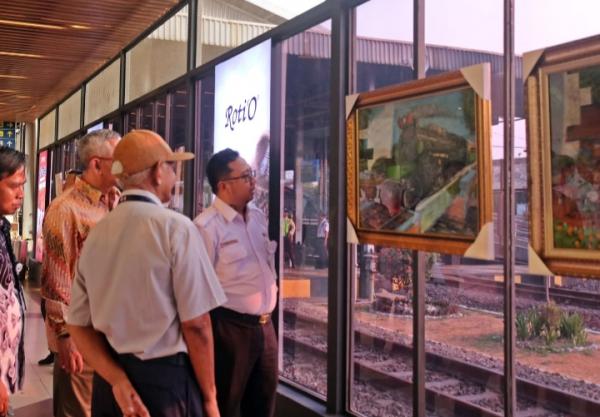 KAI Sulap Stasiun Cirebon Jadi Galeri Seni, 15 Pelukis Unjuk Karya di Tengah Aktivitas Penumpang