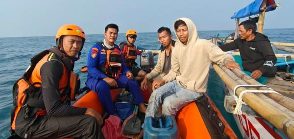 Kapal Mati Mesin di Perairan Anyer, Basarnas Banten Evakuasi Tiga Nelayan Selamat