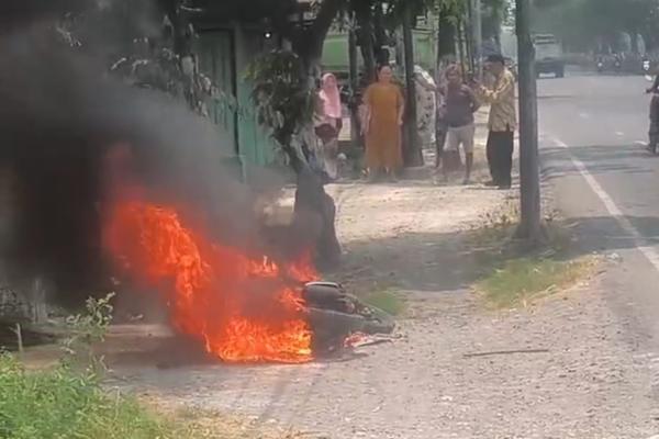 Motor Mendadak Terbakar di Jalan Bojonegoro-Babat, Ini Dugaan Penyebabnya