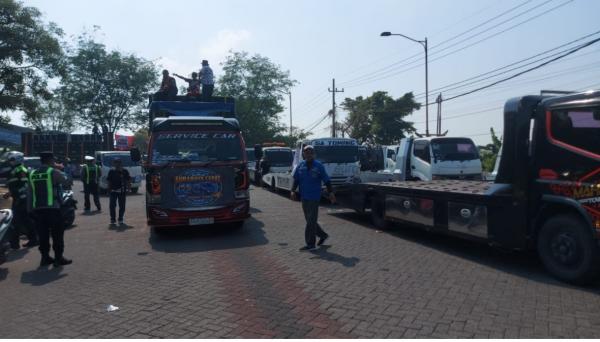 Ratusan Sopir Towing Blokir Jalur Taman-Waru Sidoarjo, Protes Barcode Solar Bersubsidi