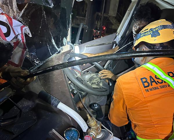 Kecelakaan Tunggal di Banyumanik: Sopir Terjepit Kabin Truk, Evakuasi Berlangsung Dramatis