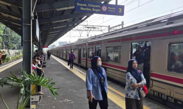 Perjalanan KRL Jakarta Bogor Terganggu Akibat Dahan Pohon Timpa Jaringan Kabel di Dekat Stasiun UI