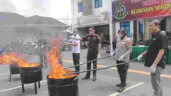 Kejari Lampura Musnahkan 37,694 Gram Sabu dan 3 Senpi Rakitan