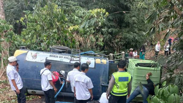 Truk Tangki Bantuan Air Bersih Terguling di Purbalingga akibat Gagal Menanjak