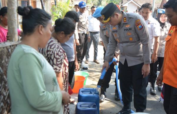Kekeringan Melanda di Bondowoso, Polres Salurkan Bantuan Air Bersih untuk Warga Terdampak