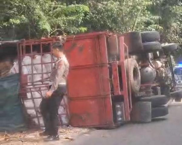 Truk Material Terbalik di Jalan Gajah Mada Batam Bikin Lalu Lintas Macet