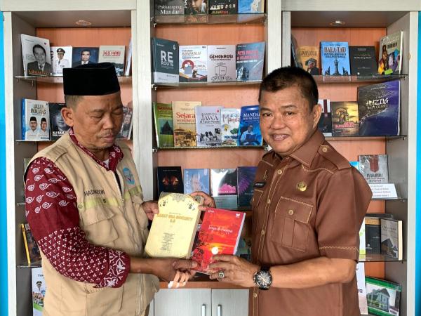 Perkaya Koleksi Lokal, Perpusip Sulbar Terima Hibah Novel dan Buku Zakat Karya Penulis Daerah