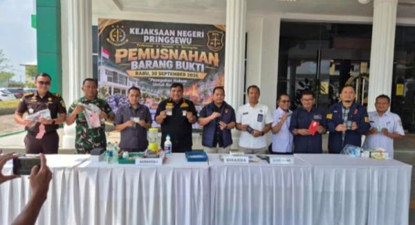 Kejari Pringsewu Musnahkan Barang Bukti 72 Perkara, Sabu hingga Senjata Api
