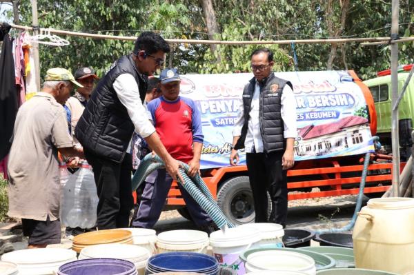 Kemarau, Polisi di Kebumen Salurkan 1.000 Liter Air Bersih ke Warga Pakuran