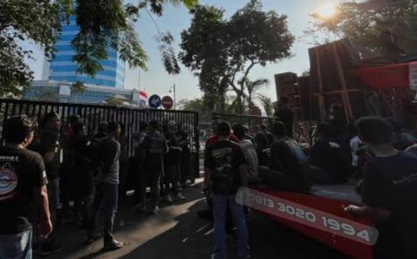 Sopir Truk Demo di Surabaya, Jalan Jagir Macet hingga Malam dan Pertamina Beri Penjelasan