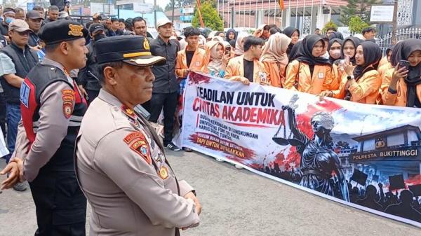 Massa Fort de Kock Gelar Aksi di Polresta Bukittinggi, Tuntut Penangkapan Delapan Tersangka