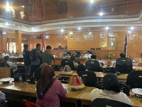 Serahkan Berkas Pemekaran DOB PUS, Tokoh Adat dan Pemuda Padati Gedung DPRD Mamasa