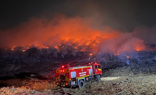 Kebakaran Landa 10 Hektare Lahan TPA Jatibarang Semarang, Tim Gabungan Berjibaku Padamkan Api
