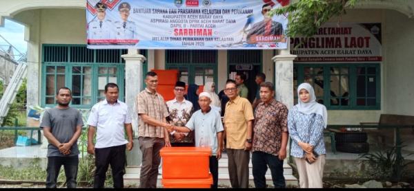 Tiga Kelompok Nelayan Aceh Barat Daya Terima Bantuan Sarana Perikanan