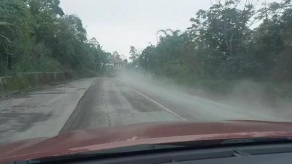 Gunung Marapi Erupsi Lagi, Hujan Abu Selimuti Aia Angek hingga Batu Palano