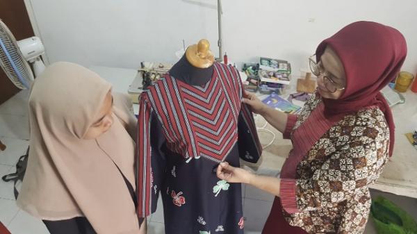 Dari Bengkel Kecil Jadi Busana Kekinian, UMKM Ini Bikin Tradisi Tetap Eksis
