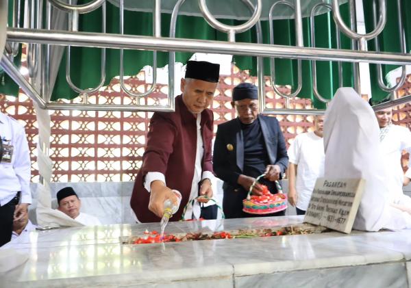 Dies Natalis ke-12, UNSIKA Ziarah ke Makam Raden Adipati Singaperbangsa dan Santuni 100 Anak Yatim