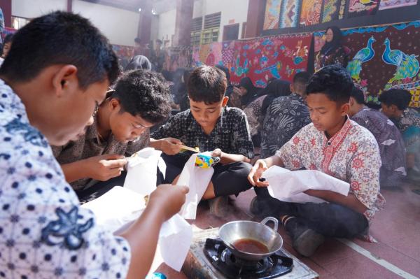 Hari Batik Nasional, 1.000 Pelajar Kebumen Unjuk Kreativitas Lewat Canting