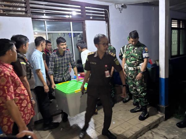 Jaksa Geledah Kantor Perumda Tirta Ratu Samban, 124 Berkas Diamankan
