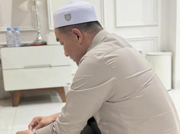 Lepas Seragam Dinas Usai Dilantik, Kapolri Baru Jenderal Suyudi Jadi Imam Sholat Maghrib
