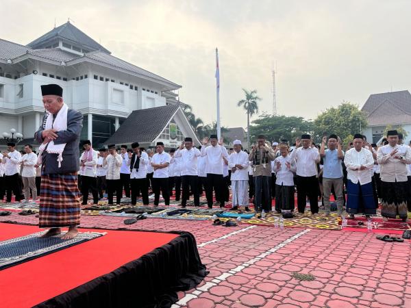 Ikhtiar Hadapi Kemarau Panjang, Pemkab Karawang Gelar Salat Istisqa di Plaza Pemda