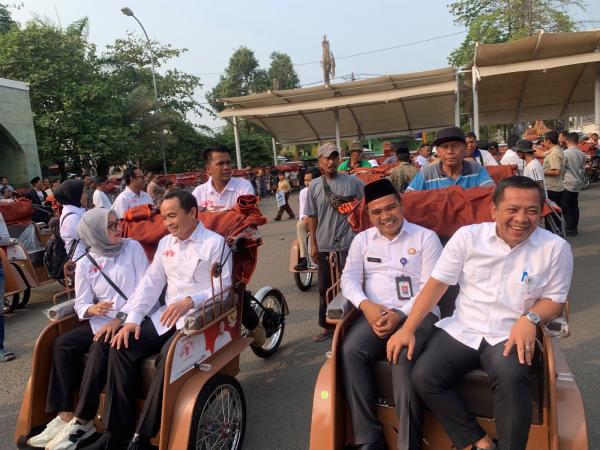 Dapat 220 Becak Listrik, Penarik Becak Lansia di Karawang Langsung Konvoi ke Jalan Raya