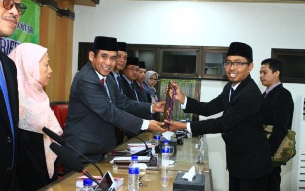 Sosok Arief, Guru MI Mantan Loper Koran Raih Doktor UIN Walisongo