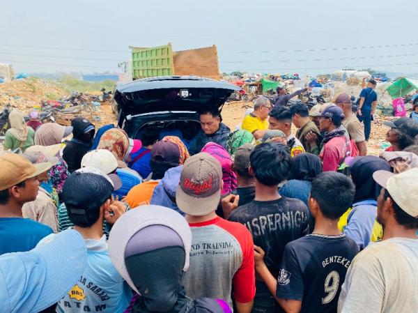 Jumat Berkah di TPA Punggur Batam Bagikan 500 Paket Makanan