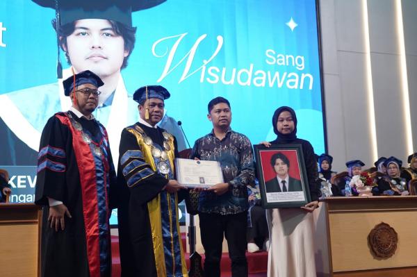 Toga yang Tak Sempat Dipakai ke Wisuda, Kisah Haru Kevin Duta Justisia, Lulusan UMP
