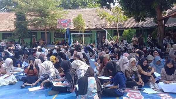Siswa SMA Colomadu Rayakan Hari Batik Nasional dengan Desain Motif Batik