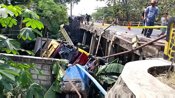 Dua Truk Tabrakan di Ngawi, Keduanya Terguling Masuk Sungai Sedalam 5 Meter