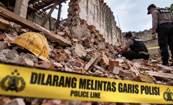 Rumah Tua di Magetan Ambruk saat Dibongkar, Seorang Pekerja Tewas