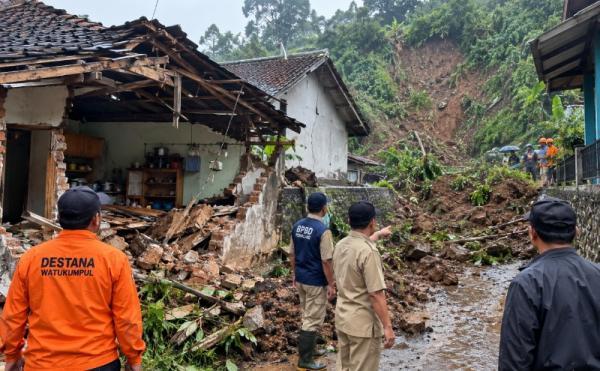 Longsor Terjang Watukumpul Pemalang, Dapur Rumah Warga Ambruk dan Jalan Lingkungan Tertutup