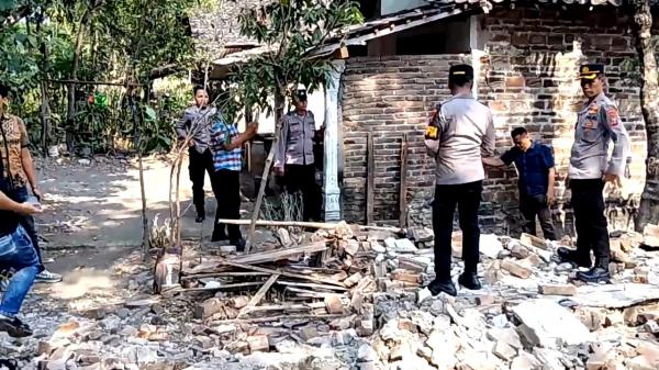 Tembok Rumah Tua Roboh Saat Dibongkar di Magetan, Satu Pekerja Tewas