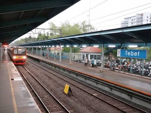 Sempat Viral Sayat Tas Penumpang Tertidur, Residivis Spesialis Pencuri KRL Dicokok di Stasiun Tebet