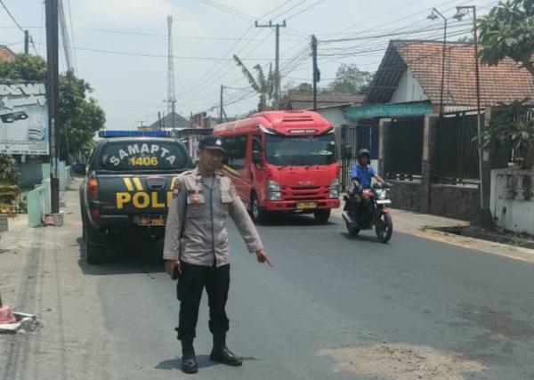 Kurang Waspada, Pemotor Wanita di Garum Blitar Tertabrak Truk Box