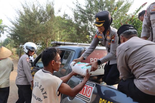 Lewat Jalur Air, Kapolres Kendal Sambangi Warga Sigentong dan Bawa 150 Kg Beras