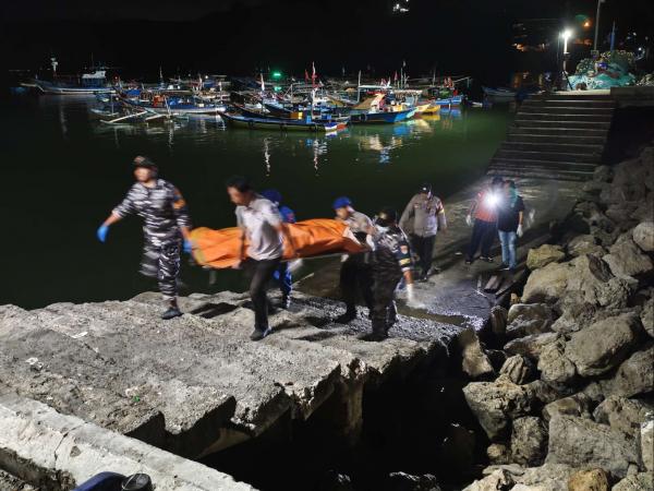 Mayat Tanpa Identitas Ditemukan Mengapung di Perairan Popoh, Petugas Lakukan Penyelidikan