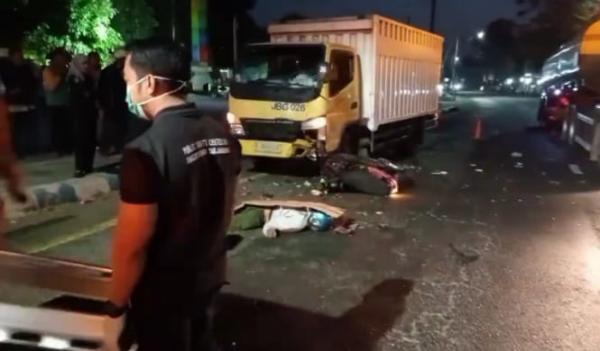 Kecelakaan Motor Lawan Arah Adu Banteng Truk boks di Depan Stasiun Jombang, Pengendara Tewas