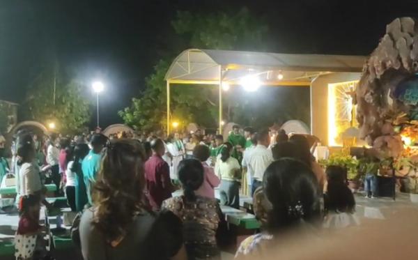 Waspada Gempa Susulan, Umat Katedral Weetebula Pilih Misa Sore di Taman Doa