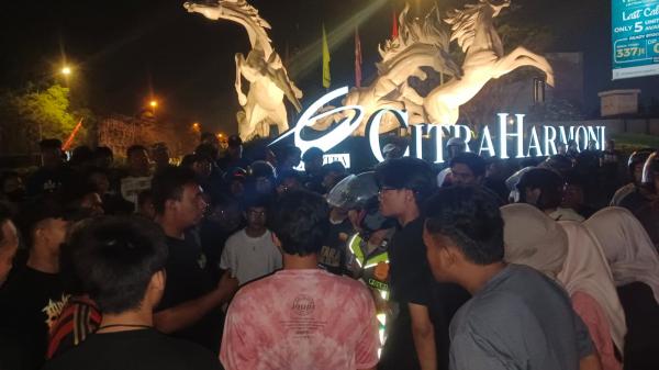 Mobil Lawan Arus di Putar Balik Patung Kuda Trosobo Taman Sidoarjo Picu Kecelakaan, 2 Pemotor Luka