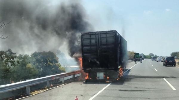 Truk Paket Terbakar di Tol Solo-Ngawi, Api Merembet ke Lahan Kering Dekat Permukiman