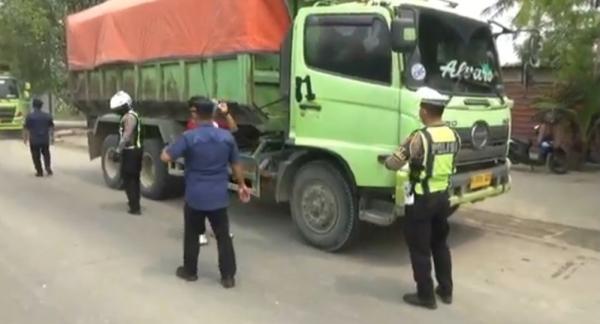 Razia Truk Tambang di JLS Cilegon, Parkir Sembarangan Berujung Tilang