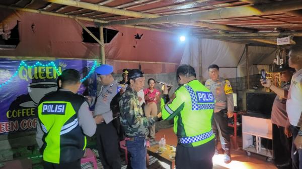 Dini Hari, 4 Kapolsek di Jombang Turun Razia Warung Karaoke Pasar Mojoagung