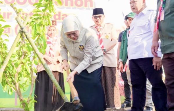 Khofifah Ajak Santri Sedekah Oksigen, Tanam 1.000 Pohon di Ponpes An-Nur 2 Malang