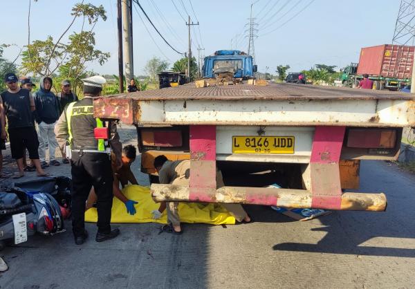 Motor Terjatuh Saat Salip Trailer di Jalan Arteri Porong, Perempuan Muda Tewas Tertabrak Truk
