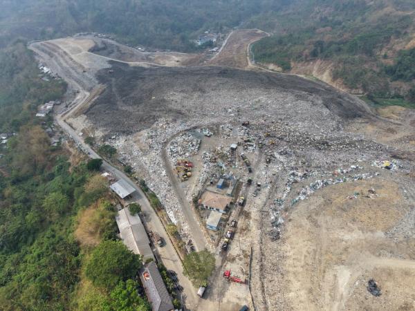 2,5 Hektare Lahan TPA Jatibarang Masih Berasap, Petugas Fokus Padamkan Titik Api